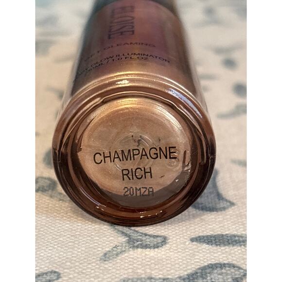 Eloise Get Gleaming Body Glow Illuminator in Champagne Rich - Picture 3 of 4